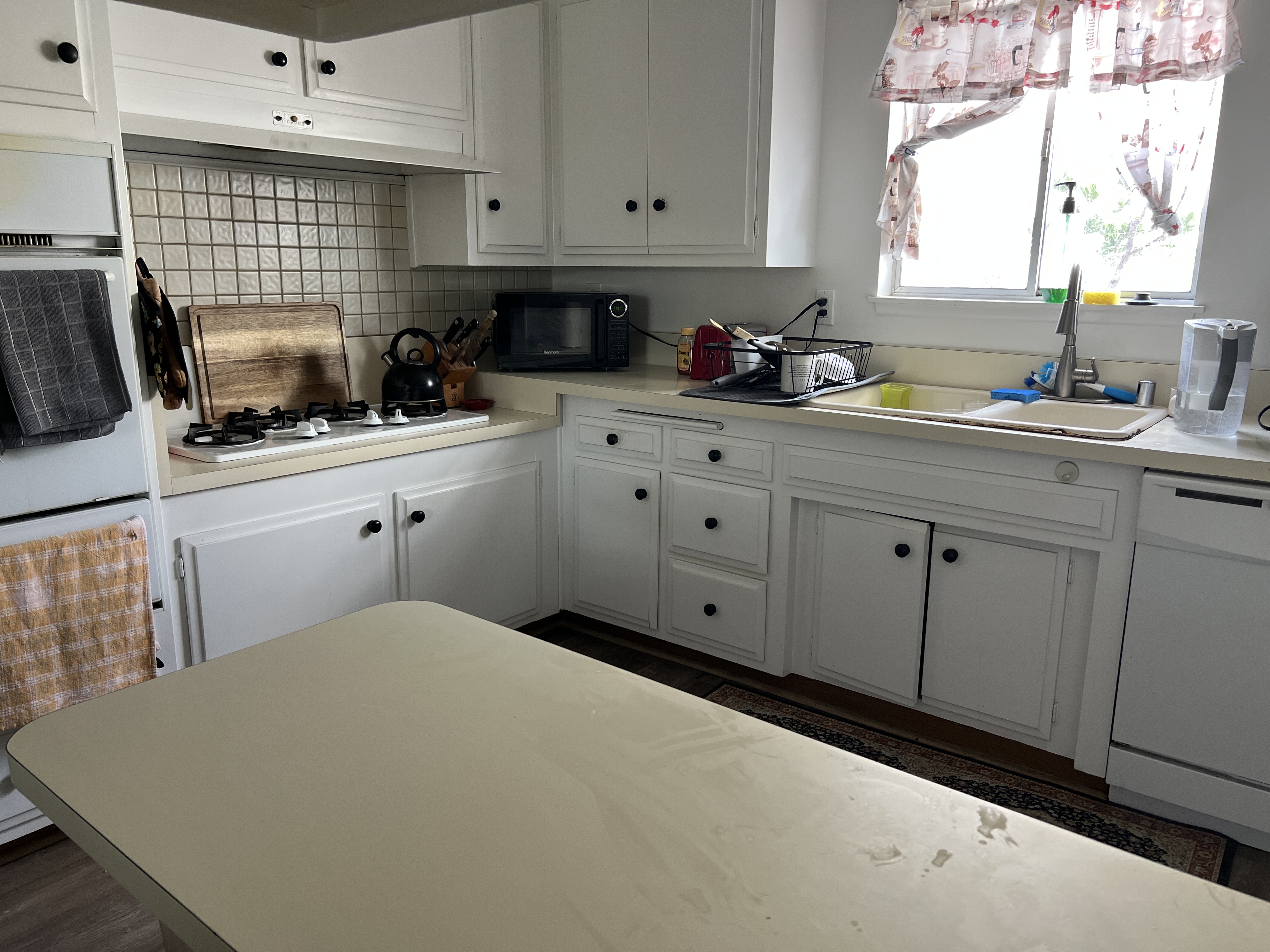 Fully equipped kitchen with countertops