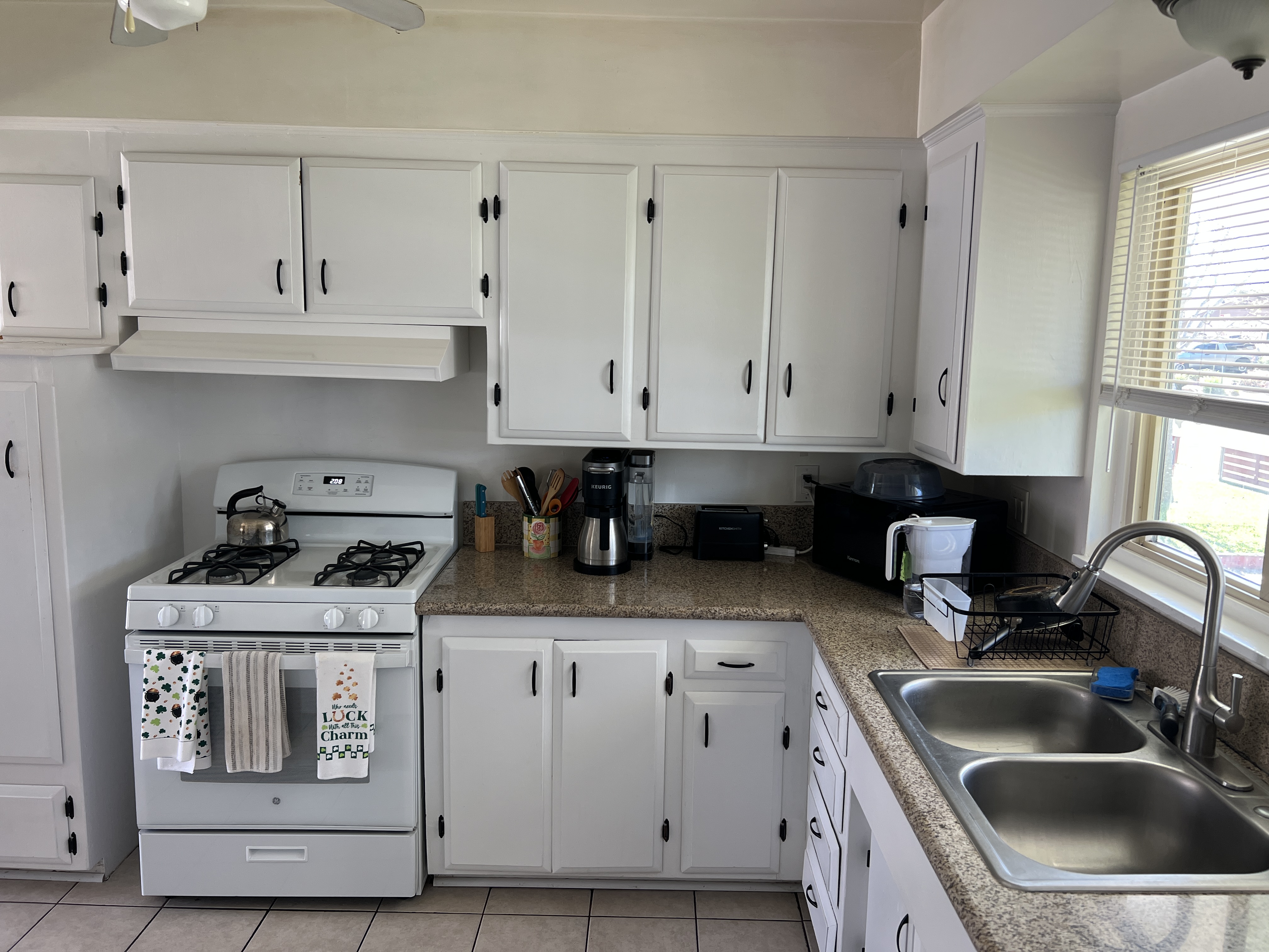 Fully equipped kitchen with granite counters
